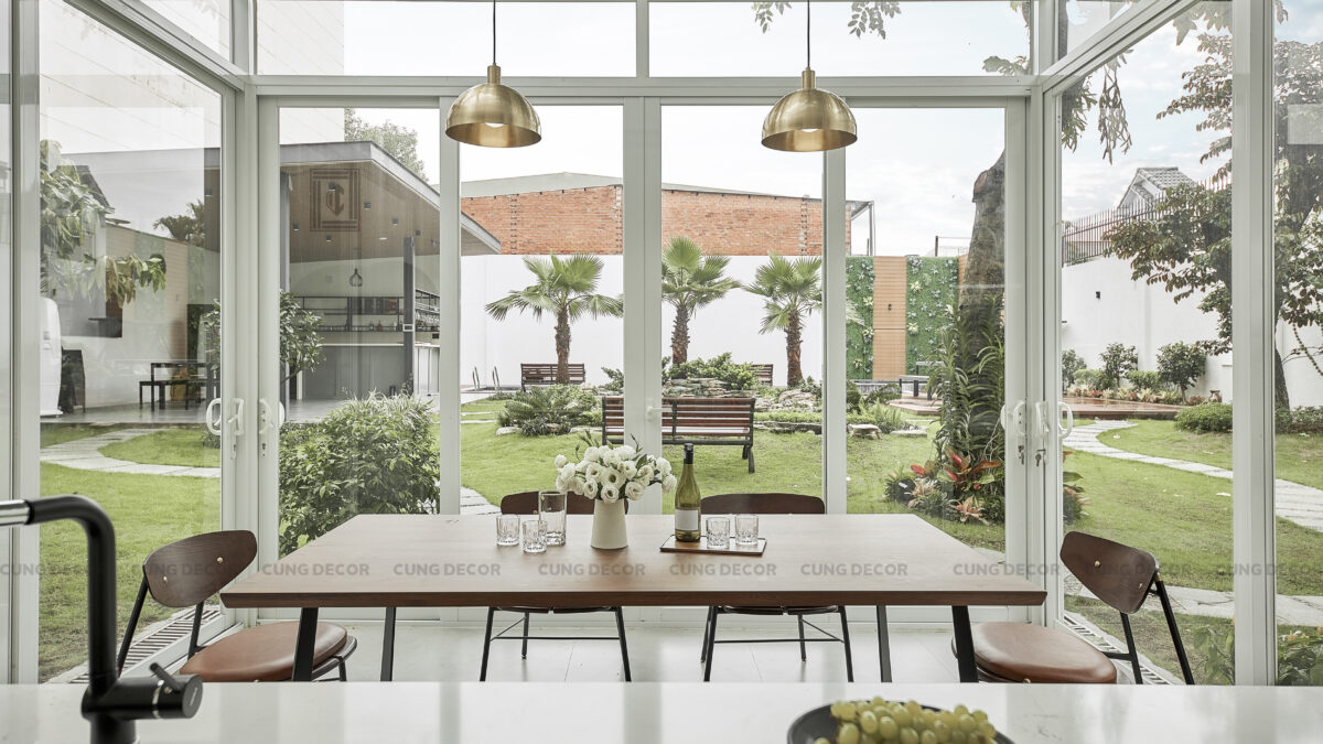 Mẫu bếp nhìn ra sân vườn thoáng mát